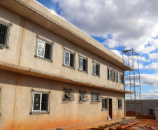 A construção da Cadeia Pública de Ponta Grossa, nos Campos Gerais, segue em andamento e já tem 60% das obras executadas. A previsão é que a entrega seja feita ao Departamento Penitenciário do Paraná (Depen-PR) ainda neste ano. O secretário da Segurança Pública, Romulo Marinho Soares, visitou as obras e destacou que a unidade faz parte de um projeto do Governo do Estado de ampliação do sistema prisional do Paraná.  -  Ponta Grossa, 03/05/2021  -  Foto: SESP/PR