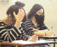 Nesta segunda-feira (3), a Universidade Estadual de Ponta Grossa (UEPG) finalizou a segunda etapa das provas do Vestibular 2020. Os candidatos responderam às questões das disciplinas específicas do curso escolhido.   -  Ponta Grossa, 03/05/2021  -  Fotos: Aline Jasper e Luciane Navarro/UEPG