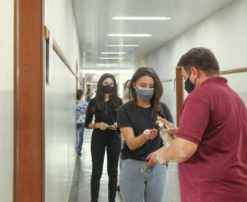 Nesta segunda-feira (3), a Universidade Estadual de Ponta Grossa (UEPG) finalizou a segunda etapa das provas do Vestibular 2020. Os candidatos responderam às questões das disciplinas específicas do curso escolhido.   -  Ponta Grossa, 03/05/2021  -  Fotos: Aline Jasper e Luciane Navarro/UEPG