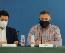 O governador Carlos Massa Ratinho Junior atende a imprensa nesta terça-feira (4) para falar sobre o retorno gradativo das aulas presenciais na rede estadual de ensino. Curitiba, 04/05/2021. Beto Preto, Secretario de Estado da Saude. Foto: Geraldo Bubniak/AEN