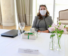 A primeira-dama do Paraná, Luciana Saito Massa, presidiu nesta terça-feira (4), em Curitiba, o primeiro Encontro de Primeiras-Damas do Paraná. A iniciativa tem como objetivo promover um debate entre as primeiras-damas de todos os municípios paranaenses sobre políticas públicas direcionadas à área social e à mulher. 