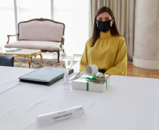 A primeira-dama do Paraná, Luciana Saito Massa, presidiu nesta terça-feira (4), em Curitiba, o primeiro Encontro de Primeiras-Damas do Paraná. A iniciativa tem como objetivo promover um debate entre as primeiras-damas de todos os municípios paranaenses sobre políticas públicas direcionadas à área social e à mulher. 