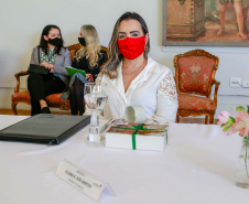 A primeira-dama do Paraná, Luciana Saito Massa, presidiu nesta terça-feira (4), em Curitiba, o primeiro Encontro de Primeiras-Damas do Paraná. A iniciativa tem como objetivo promover um debate entre as primeiras-damas de todos os municípios paranaenses sobre políticas públicas direcionadas à área social e à mulher. 