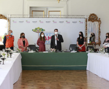 A primeira-dama do Paraná, Luciana Saito Massa, presidiu nesta terça-feira (4), em Curitiba, o primeiro Encontro de Primeiras-Damas do Paraná. A iniciativa tem como objetivo promover um debate entre as primeiras-damas de todos os municípios paranaenses sobre políticas públicas direcionadas à área social e à mulher. 