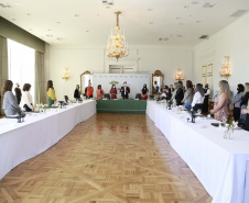 A primeira-dama do Paraná, Luciana Saito Massa, presidiu nesta terça-feira (4), em Curitiba, o primeiro Encontro de Primeiras-Damas do Paraná. A iniciativa tem como objetivo promover um debate entre as primeiras-damas de todos os municípios paranaenses sobre políticas públicas direcionadas à área social e à mulher. 