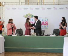 A primeira-dama do Paraná, Luciana Saito Massa, presidiu nesta terça-feira (4), em Curitiba, o primeiro Encontro de Primeiras-Damas do Paraná. A iniciativa tem como objetivo promover um debate entre as primeiras-damas de todos os municípios paranaenses sobre políticas públicas direcionadas à área social e à mulher. 
