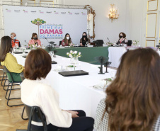 A primeira-dama do Paraná, Luciana Saito Massa, presidiu nesta terça-feira (4), em Curitiba, o primeiro Encontro de Primeiras-Damas do Paraná. A iniciativa tem como objetivo promover um debate entre as primeiras-damas de todos os municípios paranaenses sobre políticas públicas direcionadas à área social e à mulher. 
