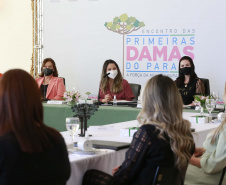A primeira-dama do Paraná, Luciana Saito Massa, presidiu nesta terça-feira (4), em Curitiba, o primeiro Encontro de Primeiras-Damas do Paraná. A iniciativa tem como objetivo promover um debate entre as primeiras-damas de todos os municípios paranaenses sobre políticas públicas direcionadas à área social e à mulher. 