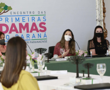 A primeira-dama do Paraná, Luciana Saito Massa, presidiu nesta terça-feira (4), em Curitiba, o primeiro Encontro de Primeiras-Damas do Paraná. A iniciativa tem como objetivo promover um debate entre as primeiras-damas de todos os municípios paranaenses sobre políticas públicas direcionadas à área social e à mulher. 
