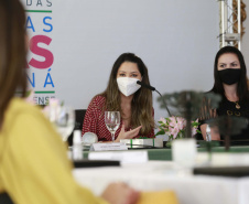 A primeira-dama do Paraná, Luciana Saito Massa, presidiu nesta terça-feira (4), em Curitiba, o primeiro Encontro de Primeiras-Damas do Paraná. A iniciativa tem como objetivo promover um debate entre as primeiras-damas de todos os municípios paranaenses sobre políticas públicas direcionadas à área social e à mulher. 