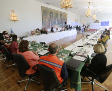 A primeira-dama do Paraná, Luciana Saito Massa, presidiu nesta terça-feira (4), em Curitiba, o primeiro Encontro de Primeiras-Damas do Paraná. A iniciativa tem como objetivo promover um debate entre as primeiras-damas de todos os municípios paranaenses sobre políticas públicas direcionadas à área social e à mulher. 