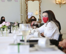 A primeira-dama do Paraná, Luciana Saito Massa, presidiu nesta terça-feira (4), em Curitiba, o primeiro Encontro de Primeiras-Damas do Paraná. A iniciativa tem como objetivo promover um debate entre as primeiras-damas de todos os municípios paranaenses sobre políticas públicas direcionadas à área social e à mulher. 