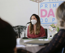 A primeira-dama do Paraná, Luciana Saito Massa, presidiu nesta terça-feira (4), em Curitiba, o primeiro Encontro de Primeiras-Damas do Paraná. A iniciativa tem como objetivo promover um debate entre as primeiras-damas de todos os municípios paranaenses sobre políticas públicas direcionadas à área social e à mulher. 