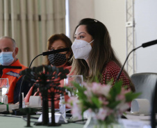 A primeira-dama do Paraná, Luciana Saito Massa, presidiu nesta terça-feira (4), em Curitiba, o primeiro Encontro de Primeiras-Damas do Paraná. A iniciativa tem como objetivo promover um debate entre as primeiras-damas de todos os municípios paranaenses sobre políticas públicas direcionadas à área social e à mulher. 