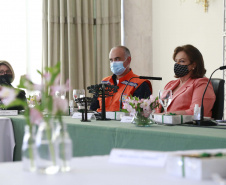 A primeira-dama do Paraná, Luciana Saito Massa, presidiu nesta terça-feira (4), em Curitiba, o primeiro Encontro de Primeiras-Damas do Paraná. A iniciativa tem como objetivo promover um debate entre as primeiras-damas de todos os municípios paranaenses sobre políticas públicas direcionadas à área social e à mulher. 