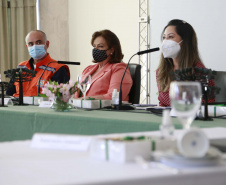 A primeira-dama do Paraná, Luciana Saito Massa, presidiu nesta terça-feira (4), em Curitiba, o primeiro Encontro de Primeiras-Damas do Paraná. A iniciativa tem como objetivo promover um debate entre as primeiras-damas de todos os municípios paranaenses sobre políticas públicas direcionadas à área social e à mulher. 