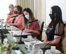 A primeira-dama do Paraná, Luciana Saito Massa, presidiu nesta terça-feira (4), em Curitiba, o primeiro Encontro de Primeiras-Damas do Paraná. A iniciativa tem como objetivo promover um debate entre as primeiras-damas de todos os municípios paranaenses sobre políticas públicas direcionadas à área social e à mulher. 