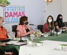 A primeira-dama do Paraná, Luciana Saito Massa, presidiu nesta terça-feira (4), em Curitiba, o primeiro Encontro de Primeiras-Damas do Paraná. A iniciativa tem como objetivo promover um debate entre as primeiras-damas de todos os municípios paranaenses sobre políticas públicas direcionadas à área social e à mulher. 