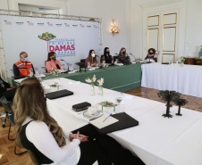 A primeira-dama do Paraná, Luciana Saito Massa, presidiu nesta terça-feira (4), em Curitiba, o primeiro Encontro de Primeiras-Damas do Paraná. A iniciativa tem como objetivo promover um debate entre as primeiras-damas de todos os municípios paranaenses sobre políticas públicas direcionadas à área social e à mulher. 