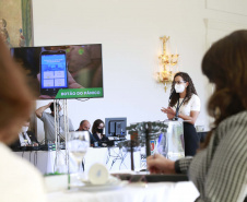 A primeira-dama do Paraná, Luciana Saito Massa, presidiu nesta terça-feira (4), em Curitiba, o primeiro Encontro de Primeiras-Damas do Paraná. A iniciativa tem como objetivo promover um debate entre as primeiras-damas de todos os municípios paranaenses sobre políticas públicas direcionadas à área social e à mulher. 
