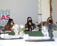 A primeira-dama do Paraná, Luciana Saito Massa, presidiu nesta terça-feira (4), em Curitiba, o primeiro Encontro de Primeiras-Damas do Paraná. A iniciativa tem como objetivo promover um debate entre as primeiras-damas de todos os municípios paranaenses sobre políticas públicas direcionadas à área social e à mulher. 