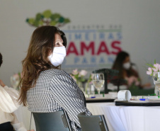 A primeira-dama do Paraná, Luciana Saito Massa, presidiu nesta terça-feira (4), em Curitiba, o primeiro Encontro de Primeiras-Damas do Paraná. A iniciativa tem como objetivo promover um debate entre as primeiras-damas de todos os municípios paranaenses sobre políticas públicas direcionadas à área social e à mulher. 