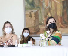 A primeira-dama do Paraná, Luciana Saito Massa, presidiu nesta terça-feira (4), em Curitiba, o primeiro Encontro de Primeiras-Damas do Paraná. A iniciativa tem como objetivo promover um debate entre as primeiras-damas de todos os municípios paranaenses sobre políticas públicas direcionadas à área social e à mulher. 