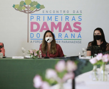 A primeira-dama do Paraná, Luciana Saito Massa, presidiu nesta terça-feira (4), em Curitiba, o primeiro Encontro de Primeiras-Damas do Paraná. A iniciativa tem como objetivo promover um debate entre as primeiras-damas de todos os municípios paranaenses sobre políticas públicas direcionadas à área social e à mulher. 