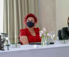 A primeira-dama do Paraná, Luciana Saito Massa, presidiu nesta terça-feira (4), em Curitiba, o primeiro Encontro de Primeiras-Damas do Paraná. A iniciativa tem como objetivo promover um debate entre as primeiras-damas de todos os municípios paranaenses sobre políticas públicas direcionadas à área social e à mulher. 