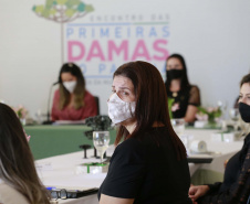 A primeira-dama do Paraná, Luciana Saito Massa, presidiu nesta terça-feira (4), em Curitiba, o primeiro Encontro de Primeiras-Damas do Paraná. A iniciativa tem como objetivo promover um debate entre as primeiras-damas de todos os municípios paranaenses sobre políticas públicas direcionadas à área social e à mulher. 