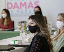 A primeira-dama do Paraná, Luciana Saito Massa, presidiu nesta terça-feira (4), em Curitiba, o primeiro Encontro de Primeiras-Damas do Paraná. A iniciativa tem como objetivo promover um debate entre as primeiras-damas de todos os municípios paranaenses sobre políticas públicas direcionadas à área social e à mulher. 
