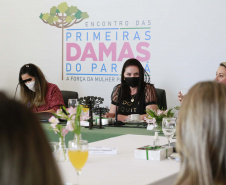 A primeira-dama do Paraná, Luciana Saito Massa, presidiu nesta terça-feira (4), em Curitiba, o primeiro Encontro de Primeiras-Damas do Paraná. A iniciativa tem como objetivo promover um debate entre as primeiras-damas de todos os municípios paranaenses sobre políticas públicas direcionadas à área social e à mulher. 