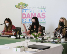 A primeira-dama do Paraná, Luciana Saito Massa, presidiu nesta terça-feira (4), em Curitiba, o primeiro Encontro de Primeiras-Damas do Paraná. A iniciativa tem como objetivo promover um debate entre as primeiras-damas de todos os municípios paranaenses sobre políticas públicas direcionadas à área social e à mulher. 