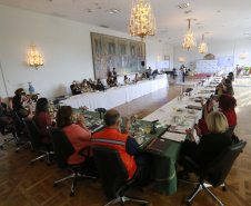 A primeira-dama do Paraná, Luciana Saito Massa, presidiu nesta terça-feira (4), em Curitiba, o primeiro Encontro de Primeiras-Damas do Paraná. A iniciativa tem como objetivo promover um debate entre as primeiras-damas de todos os municípios paranaenses sobre políticas públicas direcionadas à área social e à mulher. 