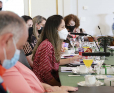 A primeira-dama do Paraná, Luciana Saito Massa, presidiu nesta terça-feira (4), em Curitiba, o primeiro Encontro de Primeiras-Damas do Paraná. A iniciativa tem como objetivo promover um debate entre as primeiras-damas de todos os municípios paranaenses sobre políticas públicas direcionadas à área social e à mulher. 