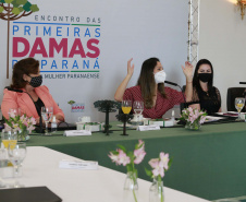 A primeira-dama do Paraná, Luciana Saito Massa, presidiu nesta terça-feira (4), em Curitiba, o primeiro Encontro de Primeiras-Damas do Paraná. A iniciativa tem como objetivo promover um debate entre as primeiras-damas de todos os municípios paranaenses sobre políticas públicas direcionadas à área social e à mulher. 