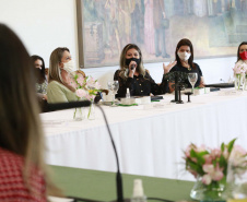 A primeira-dama do Paraná, Luciana Saito Massa, presidiu nesta terça-feira (4), em Curitiba, o primeiro Encontro de Primeiras-Damas do Paraná. A iniciativa tem como objetivo promover um debate entre as primeiras-damas de todos os municípios paranaenses sobre políticas públicas direcionadas à área social e à mulher. 