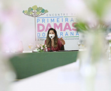 A primeira-dama do Paraná, Luciana Saito Massa, presidiu nesta terça-feira (4), em Curitiba, o primeiro Encontro de Primeiras-Damas do Paraná. A iniciativa tem como objetivo promover um debate entre as primeiras-damas de todos os municípios paranaenses sobre políticas públicas direcionadas à área social e à mulher. 