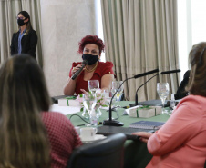 A primeira-dama do Paraná, Luciana Saito Massa, presidiu nesta terça-feira (4), em Curitiba, o primeiro Encontro de Primeiras-Damas do Paraná. A iniciativa tem como objetivo promover um debate entre as primeiras-damas de todos os municípios paranaenses sobre políticas públicas direcionadas à área social e à mulher. 