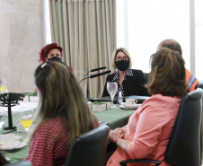 A primeira-dama do Paraná, Luciana Saito Massa, presidiu nesta terça-feira (4), em Curitiba, o primeiro Encontro de Primeiras-Damas do Paraná. A iniciativa tem como objetivo promover um debate entre as primeiras-damas de todos os municípios paranaenses sobre políticas públicas direcionadas à área social e à mulher. 
