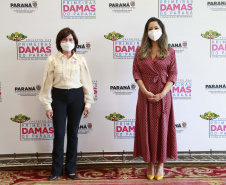 A primeira-dama do Paraná, Luciana Saito Massa, presidiu nesta terça-feira (4), em Curitiba, o primeiro Encontro de Primeiras-Damas do Paraná. A iniciativa tem como objetivo promover um debate entre as primeiras-damas de todos os municípios paranaenses sobre políticas públicas direcionadas à área social e à mulher. 