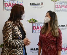 A primeira-dama do Paraná, Luciana Saito Massa, presidiu nesta terça-feira (4), em Curitiba, o primeiro Encontro de Primeiras-Damas do Paraná. A iniciativa tem como objetivo promover um debate entre as primeiras-damas de todos os municípios paranaenses sobre políticas públicas direcionadas à área social e à mulher. 