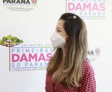 A primeira-dama do Paraná, Luciana Saito Massa, presidiu nesta terça-feira (4), em Curitiba, o primeiro Encontro de Primeiras-Damas do Paraná. A iniciativa tem como objetivo promover um debate entre as primeiras-damas de todos os municípios paranaenses sobre políticas públicas direcionadas à área social e à mulher. 