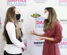 A primeira-dama do Paraná, Luciana Saito Massa, presidiu nesta terça-feira (4), em Curitiba, o primeiro Encontro de Primeiras-Damas do Paraná. A iniciativa tem como objetivo promover um debate entre as primeiras-damas de todos os municípios paranaenses sobre políticas públicas direcionadas à área social e à mulher. 