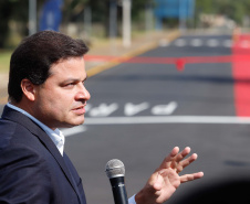 Nesta quarta-feira (05), o Secretário da Infraestrutura e Logística do Paraná, Sandro Alex, acompanhado do reitor da Universidade Estadual de Ponta Grossa, Miguel Sanches Neto, e da prefeita Elizabeth Schmidt, inaugurou o recapeamento asfáltico do campus de Uvaranas.Foto: Rodrigo Felix Leal/SEIL