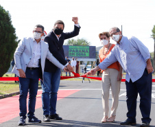 Nesta quarta-feira (05), o Secretário da Infraestrutura e Logística do Paraná, Sandro Alex, acompanhado do reitor da Universidade Estadual de Ponta Grossa, Miguel Sanches Neto, e da prefeita Elizabeth Schmidt, inaugurou o recapeamento asfáltico do campus de Uvaranas.Foto: Rodrigo Felix Leal/SEIL