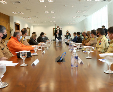 O governador Carlos Massa Ratinho Junior assinou nesta quinta-feira (6), em um ato no Palácio Iguaçu, os decretos que autorizam a promoção de praças da Polícia Militar do Paraná (policiais e bombeiros militares) e a regulamentação da diária extrajornada para policiais militares. Foto:Ari Dias/AEN