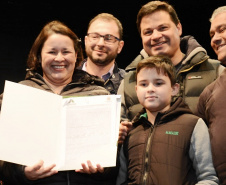 Famílias de Rio Azul, na região Centro Sul do Estado, estão sendo beneficiadas com a construção de 34 moradias no bairro Vila Feliz. Para acompanhar o avanço do empreendimento, técnicos da Cohapar acompanhados do prefeito de Rio Azul, Leandro Jasinski, estiveram nesta quinta-feira (6), vistoriando a obra das novas unidades habitacionais. (Foto: Alessandro Vieira / AEN)