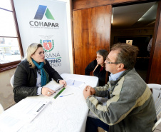 Quase mil famílias da região de Maringá já obtiveram os títulos de propriedade de suas moradias por meio do programa Escrituração Direta, do Governo do Estado, sob coordenação da Cohapar. O serviço é oferecido a mutuários da companhia que já quitaram os seus financiamentos imobiliários, com preços acessíveis e que podem ser solicitados de maneira remota. Foto: Arquivo Cohapar [fotos feitas antes da pandemia])