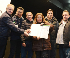 Famílias de Rio Azul, na região Centro Sul do Estado, estão sendo beneficiadas com a construção de 34 moradias no bairro Vila Feliz. Para acompanhar o avanço do empreendimento, técnicos da Cohapar acompanhados do prefeito de Rio Azul, Leandro Jasinski, estiveram nesta quinta-feira (6), vistoriando a obra das novas unidades habitacionais. (Foto: Alessandro Vieira / AEN)